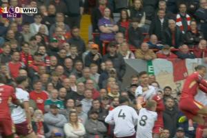 开云体育下载-这不判点球？普劳斯禁区内用手“拦网”拍球，裁判VAR都没有表示