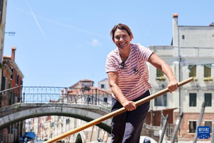开云体育APP下载-图片故事丨威尼斯女划船手：坚守热爱